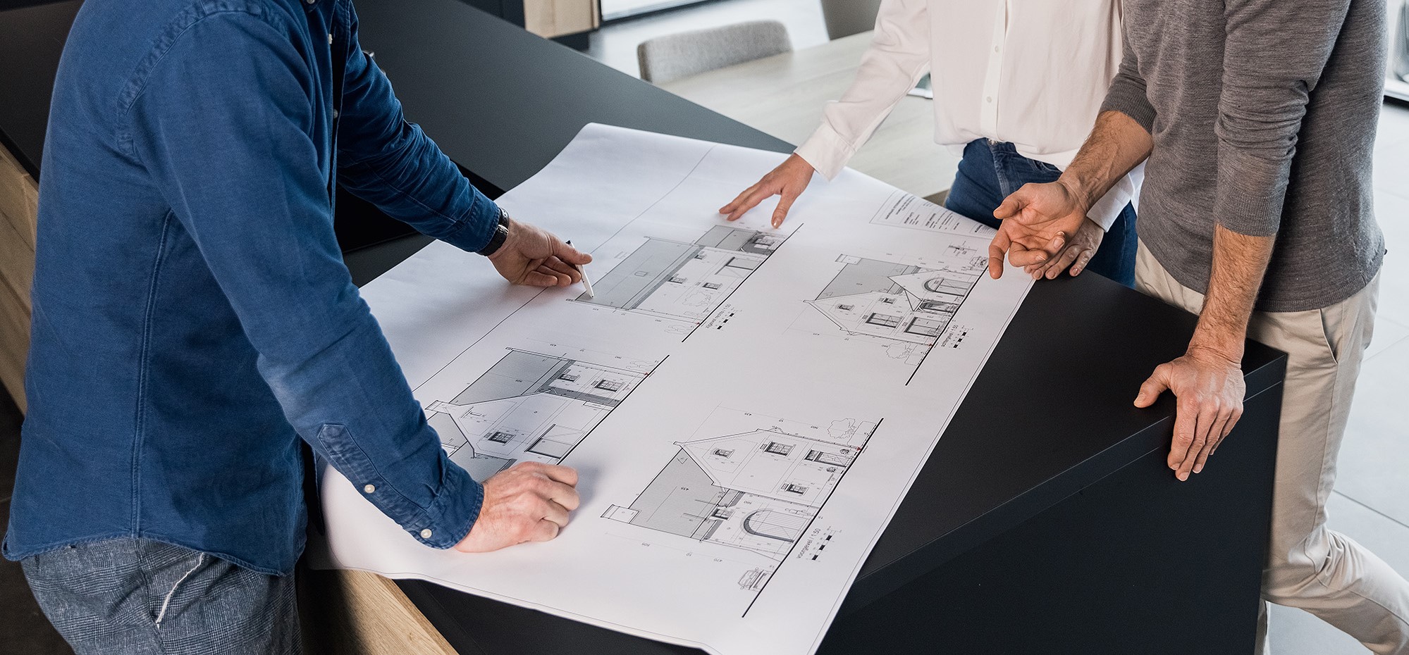 mensen bespreken bouwplannen en renovatieproject voor woning bij De Woonwaaier