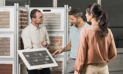 Adviesgesprek over gevelstenen tijdens renovatieproject met De Woonwaaier totaalpartner