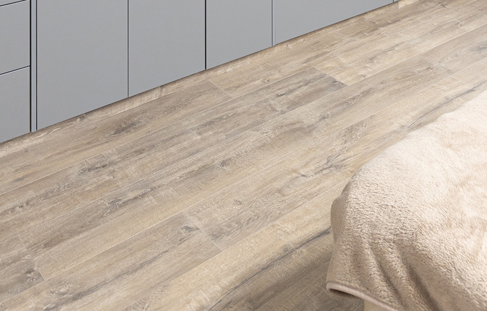 Licht houten vloer in een moderne renovatiewoning met grijze kasten en zachte beige textielafwerking