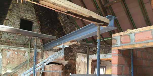 Renovatie interieur met draagmuurconstructie en steigers door De Woonwaaier