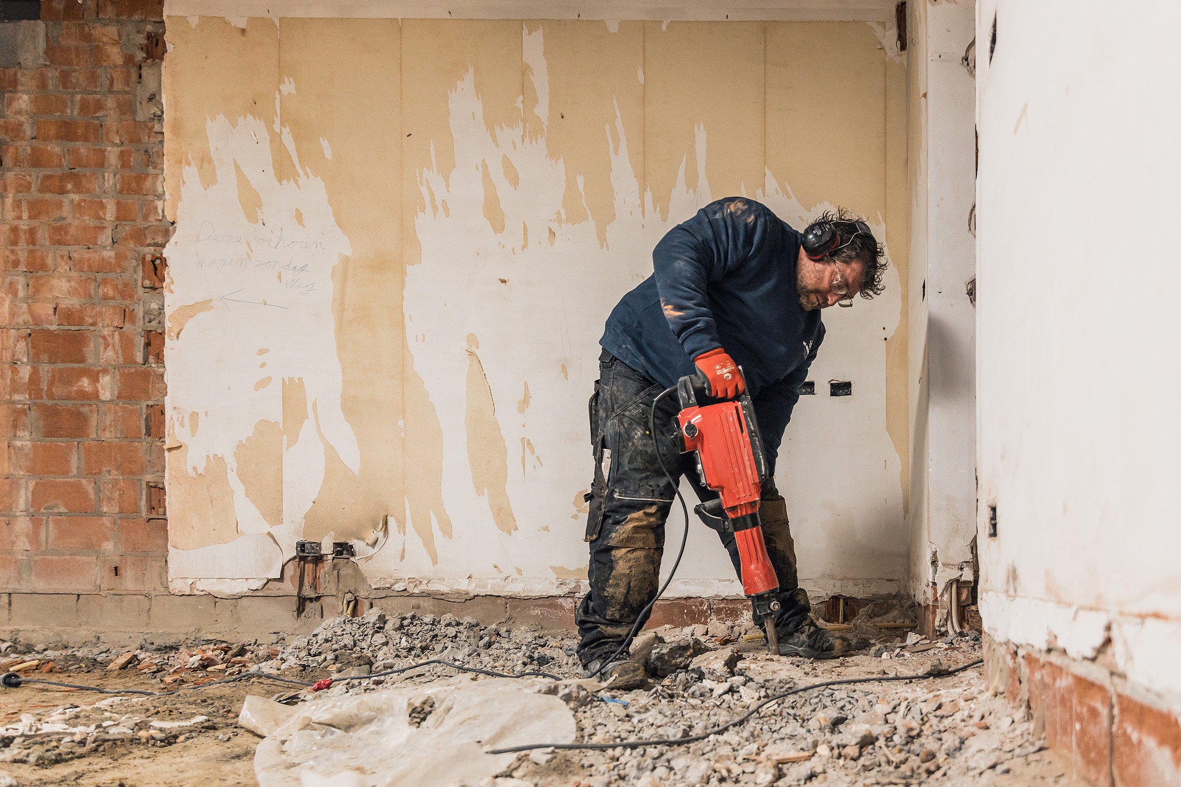 Vakkundige renovatiewerken met sloophamer door De Woonwaaier in oude woning