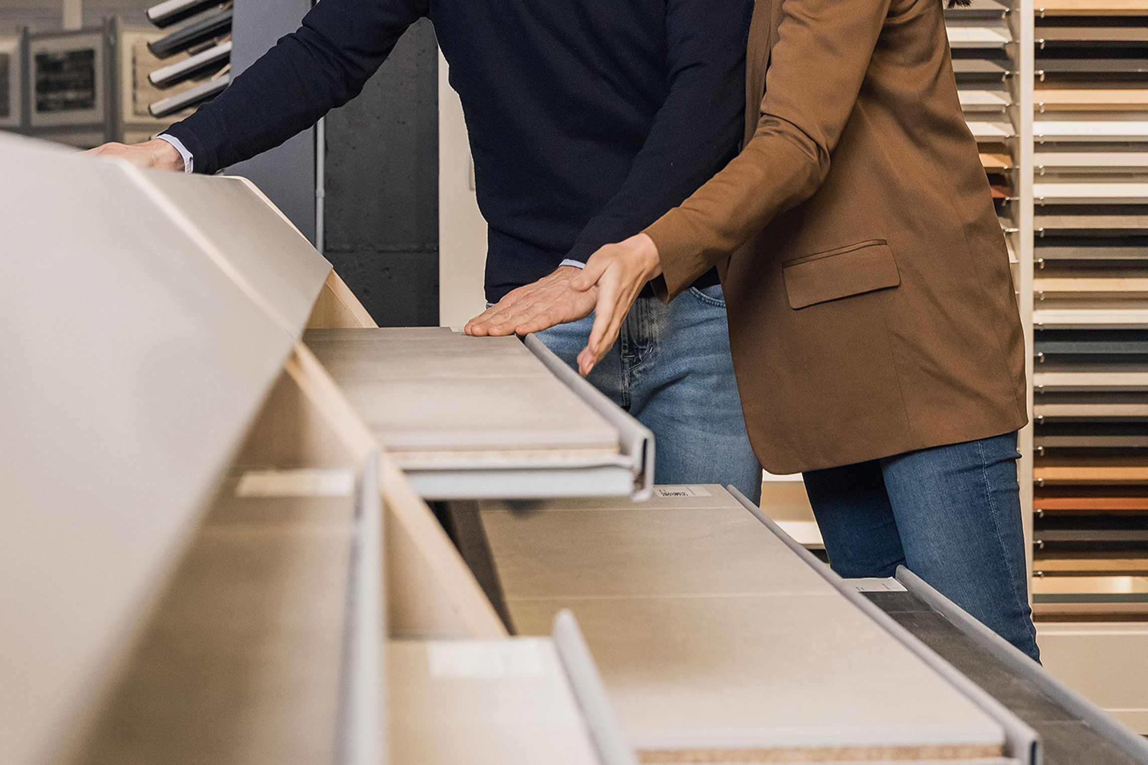 Twee personen kiezen samen bouwmaterialen uit bij De Woonwaaier voor woningrenovatie