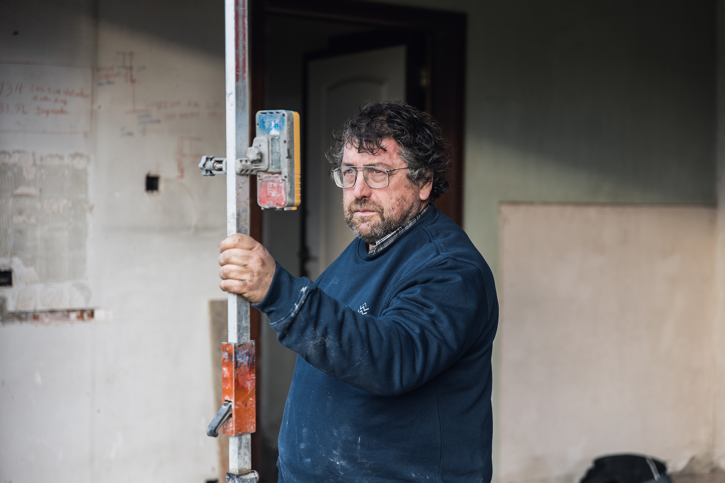 Man meet bouwstructuur met steunbalk in woningrenovatie door De Woonwaaier